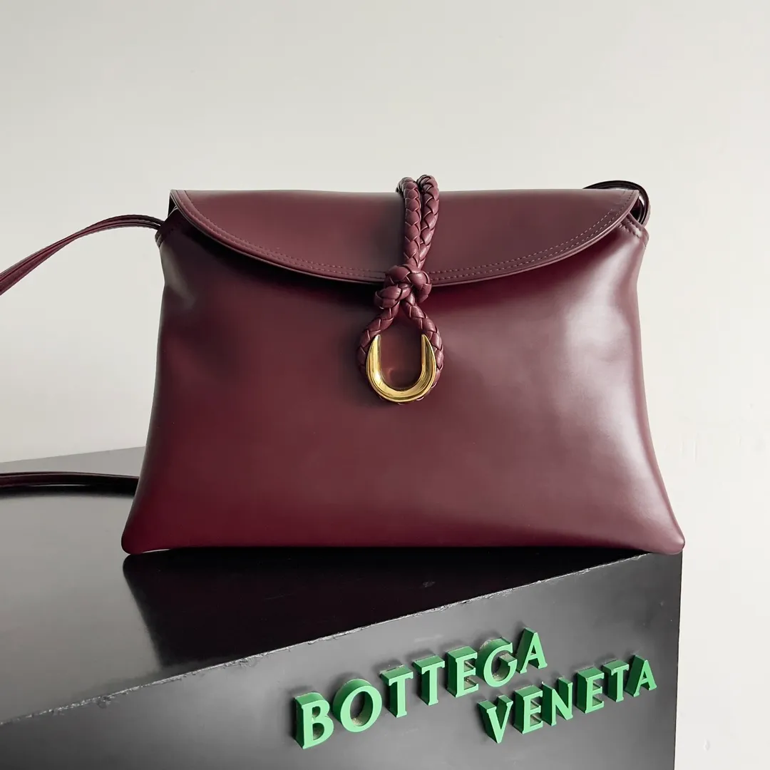 Batch 1680 Inspired by the 1970s, the Bottega Veneta women's logo shoulder bag has a smooth leather surface that brings a clean and handsome feel, just like the neatness and tenacity of a working woman. The front buckle has a high-quality hardware pendant body, and the overall retro elegance. The excellent leather feels soft. This Bottega Veneta series can be described as beautiful, weakening the complexity of the outfit, not competing for it, and only using the best quality to interpret itself. Style number: 806034 (large size) Size: 30*20*8cm